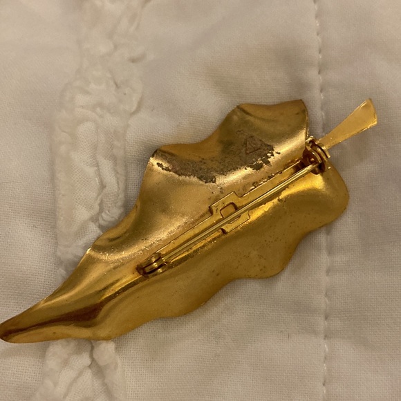 Textured vein gold tone leaf pin brooch. MCM - Picture 2 of 3